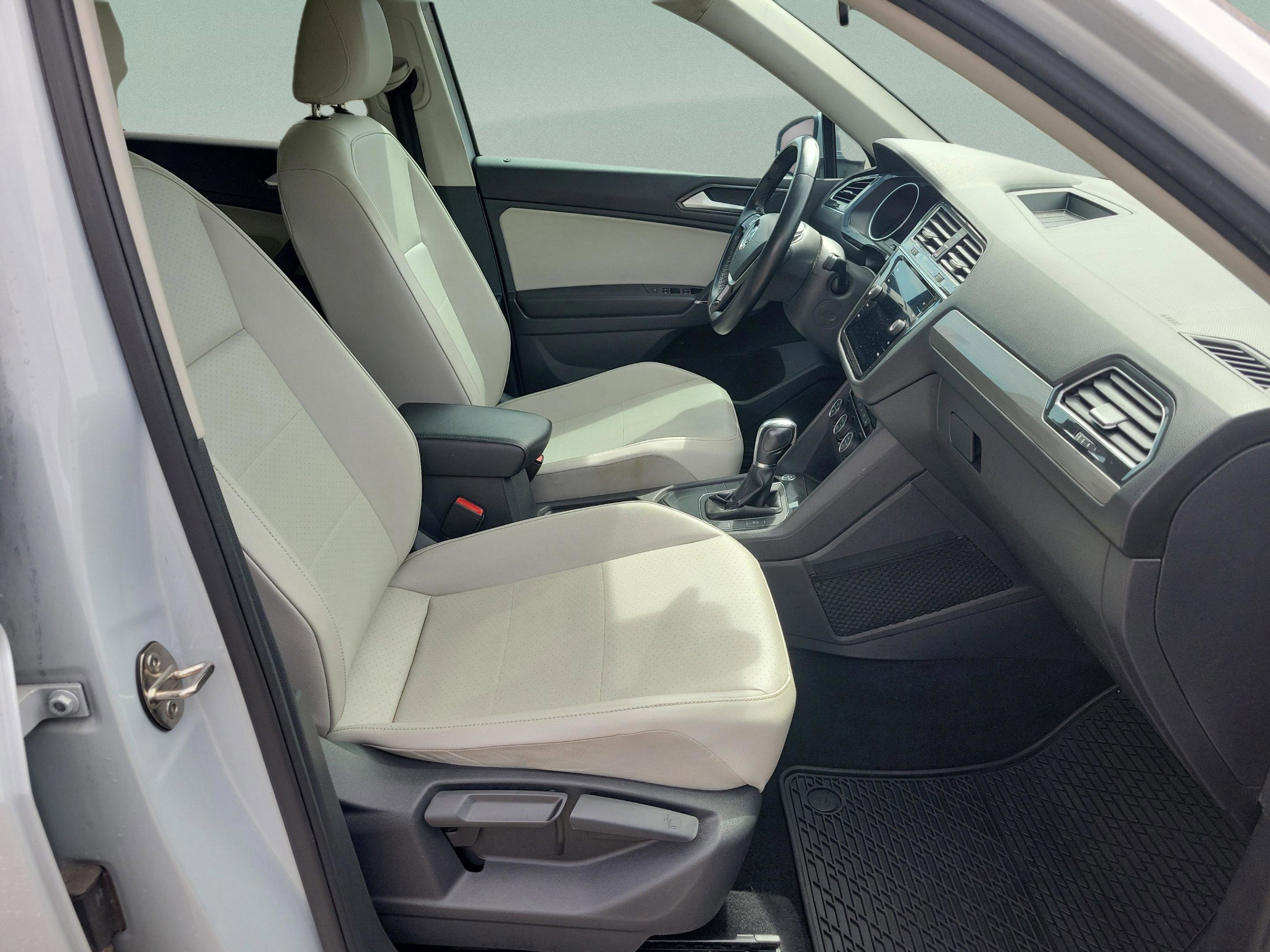 Used 2018 Volkswagen Tiguan SEL image 18