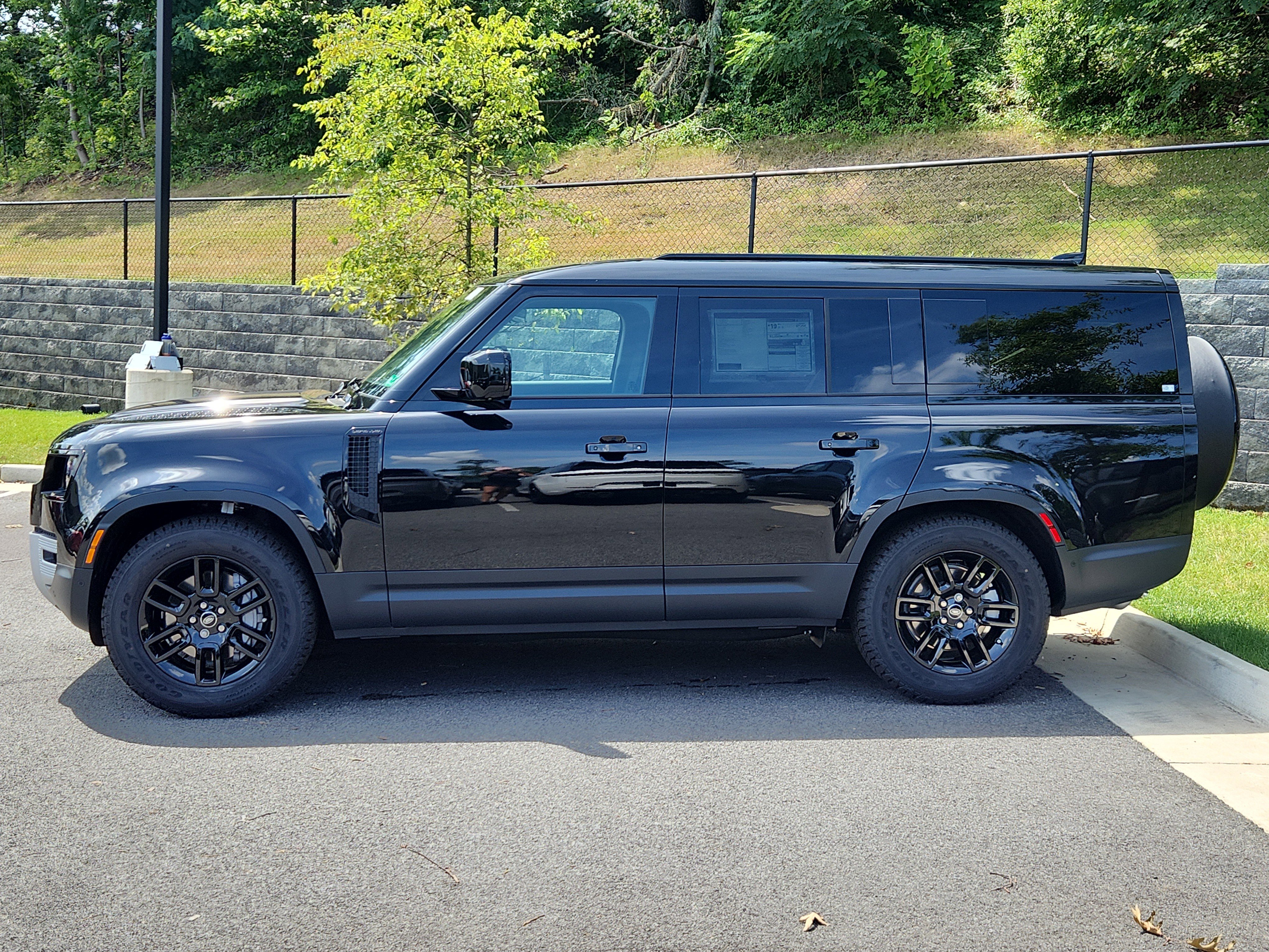 Used 2025 Land Rover Defender 130 S image 6