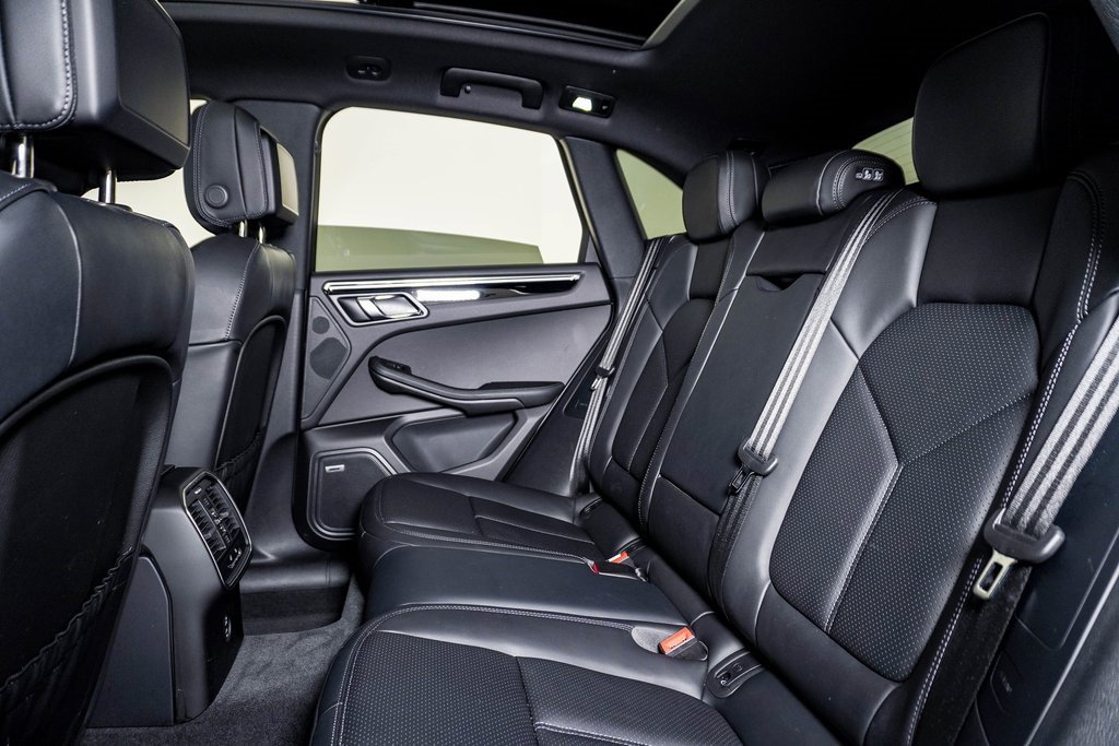 Certified 2025 Porsche Macan image 17