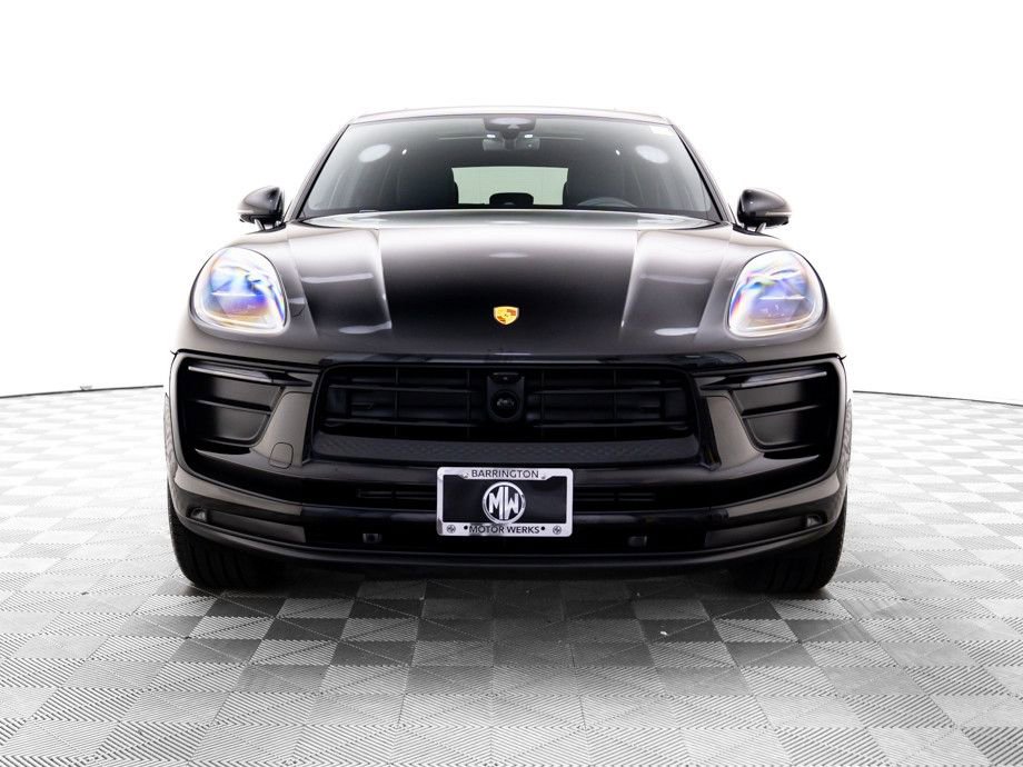 Certified 2025 Porsche Macan image 9