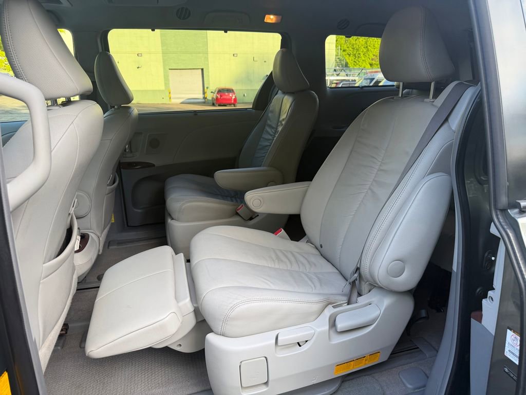 Used 2011 Toyota Sienna XLE w/ Premium Pkg AWD/4WD image 24
