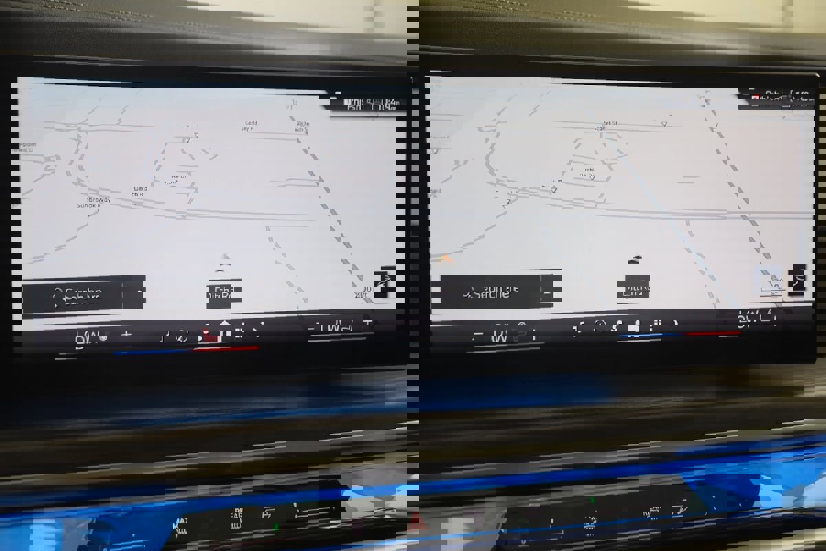 Used 2023 BMW 740i w/ Parking Assistance Package image 9