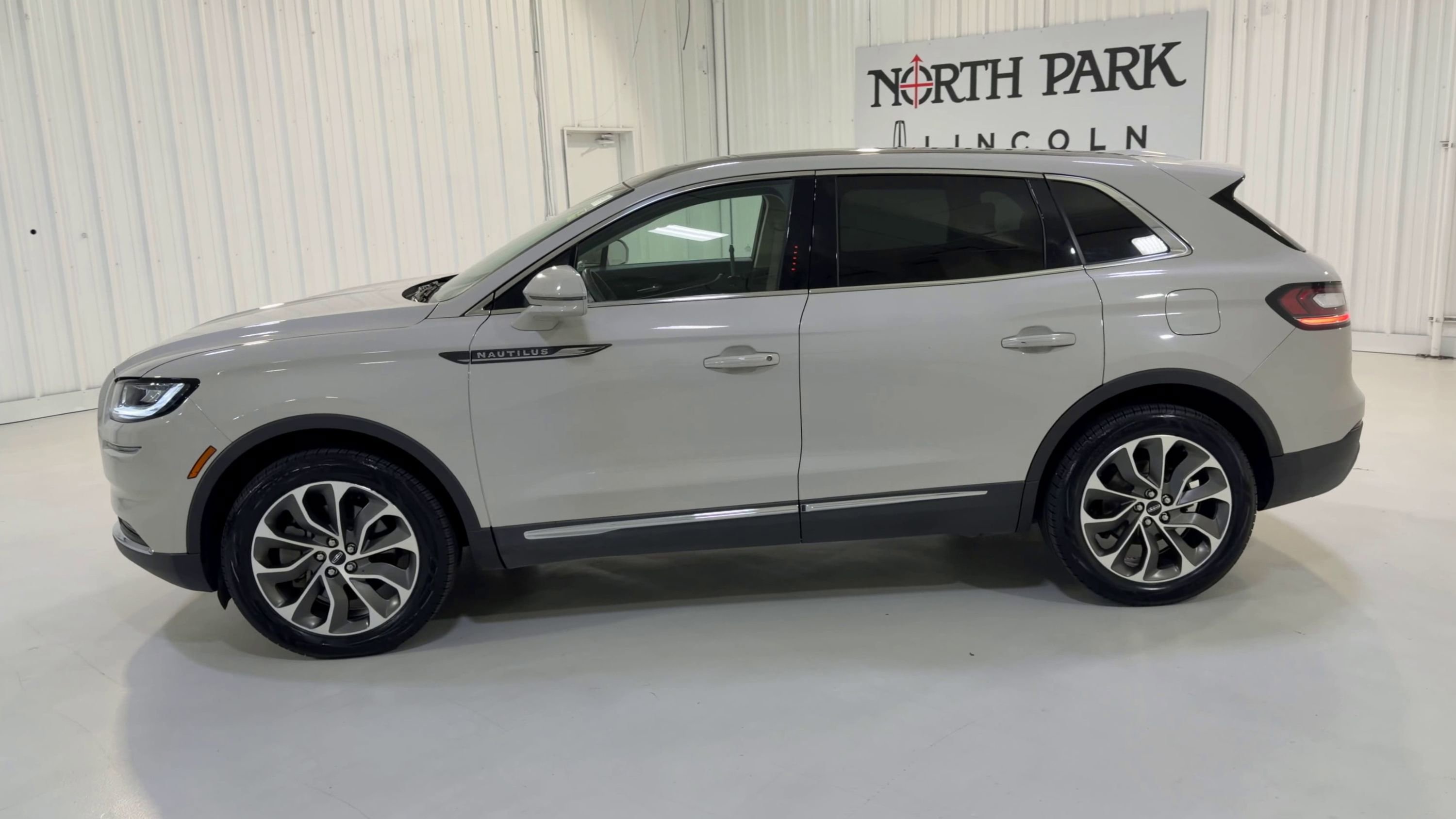 Used 2022 Lincoln Nautilus Reserve FWD image 6