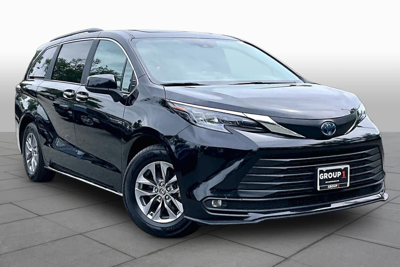 Certified 2025 Toyota Sienna XLE FWD image 3