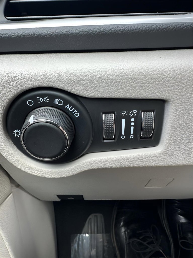 Used 2023 Chrysler Voyager LX image 22