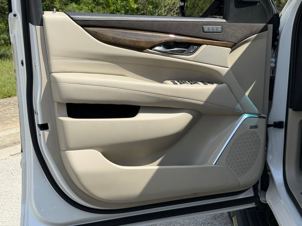 Used 2020 Cadillac Escalade Premium Luxury AWD/4WD image 28
