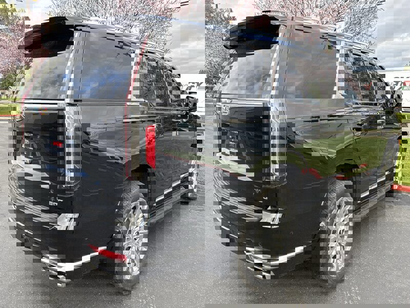 Used 2021 Cadillac Escalade Premium Luxury w/ LPO, Illumination Package image 13