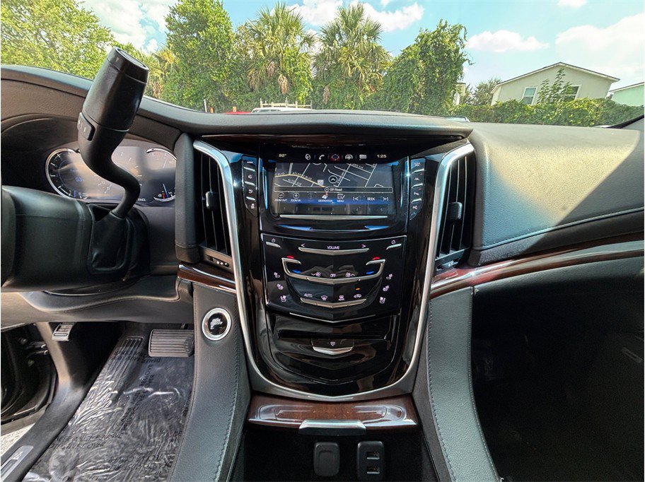 Used 2019 Cadillac Escalade Luxury w/ Escalade Sport Edition AWD/4WD image 11