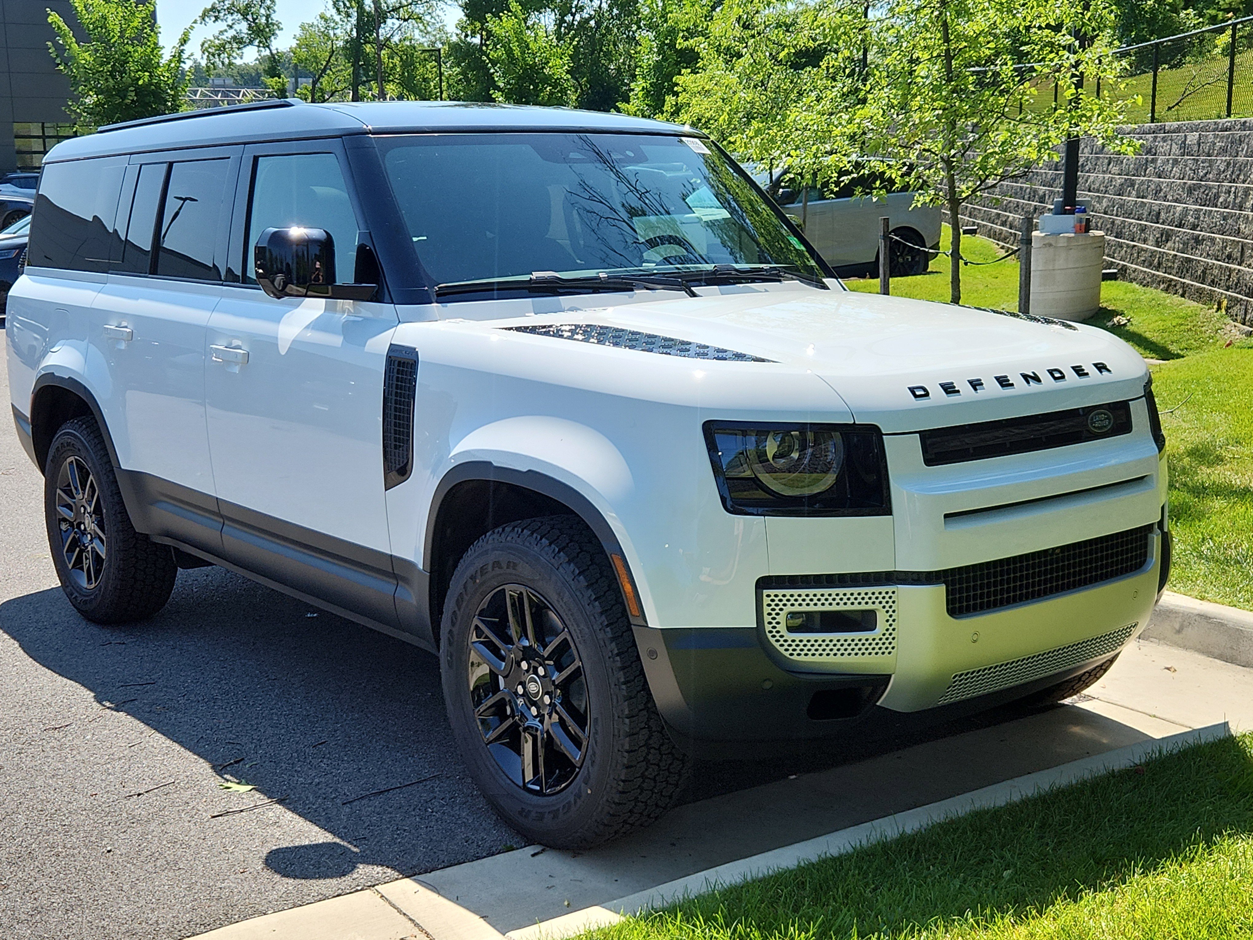 Used 2025 Land Rover Defender 130 S image 10