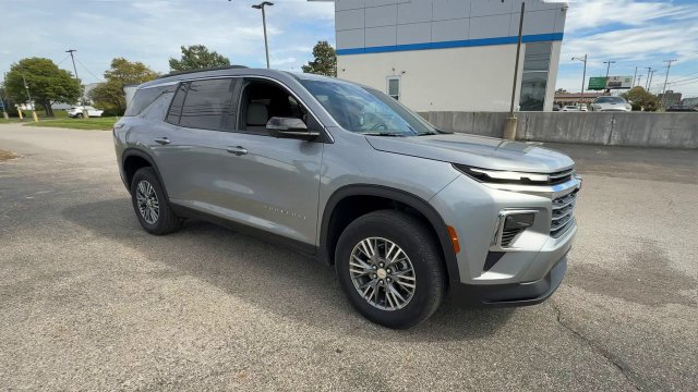 Used 2026 Chevrolet Traverse LT w/ Driver Confidence Package FWD image 2