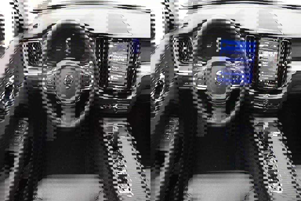 Used 2025 Volvo XC60 B5 Core image 14