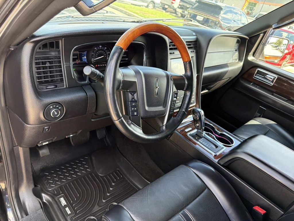 Used 2017 Lincoln Navigator Select RWD image 19