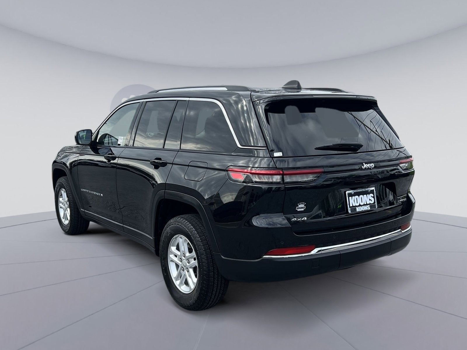 Used 2023 Jeep Grand Cherokee Laredo image 4
