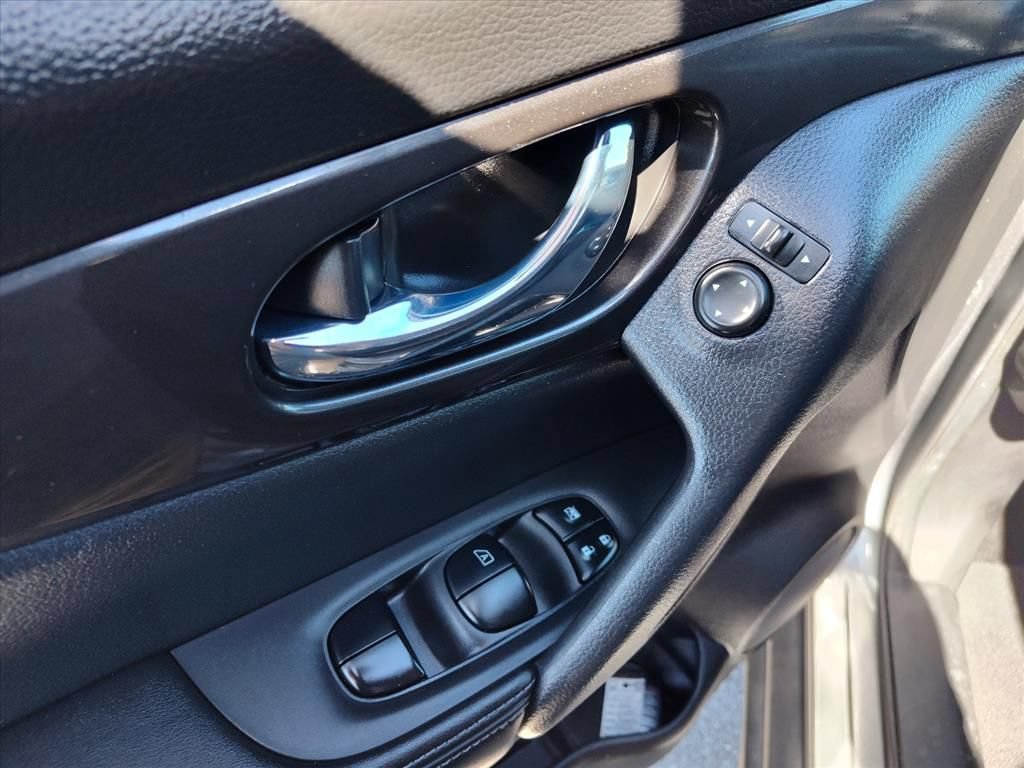 Used 2020 Nissan Rogue SV FWD image 16