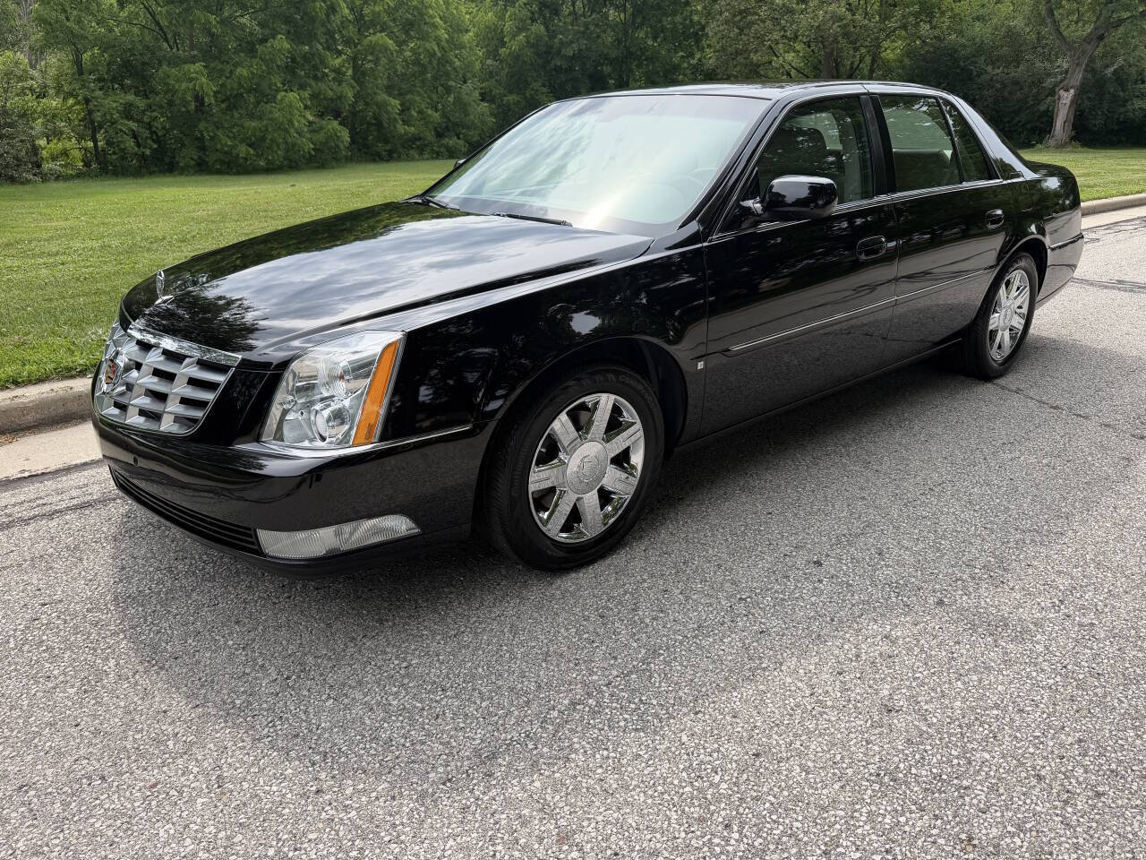 Used 2006 Cadillac DTS w/ Trunk Convenience Package FWD image 1