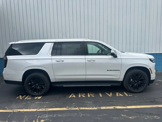 Used 2025 Chevrolet Suburban Premier AWD/4WD image 2