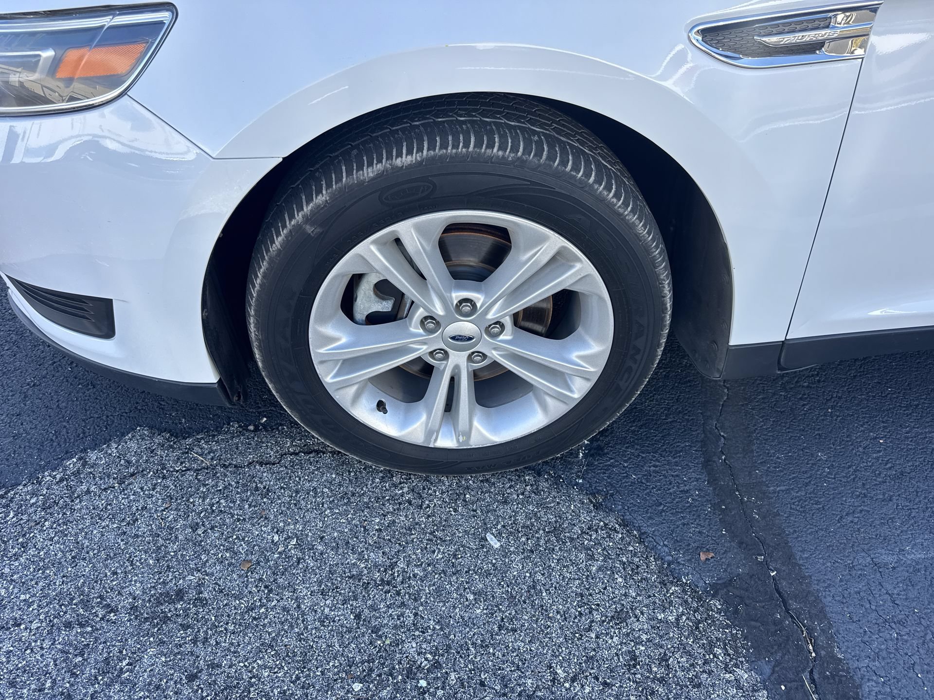 Used 2018 Ford Taurus SE FWD image 2