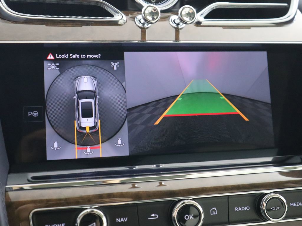 Used 2025 Bentley Bentayga image 16