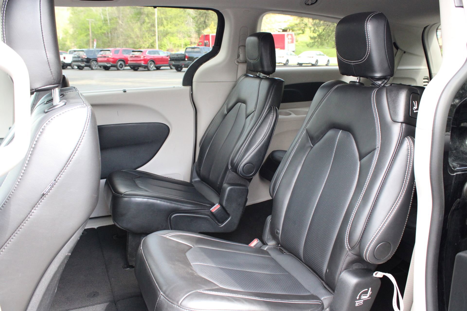 Used 2024 Chrysler Pacifica Touring-L image 17
