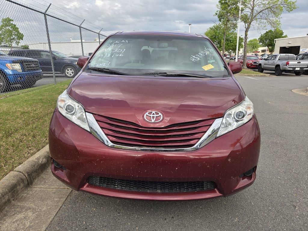 Used 2017 Toyota Sienna LE image 2
