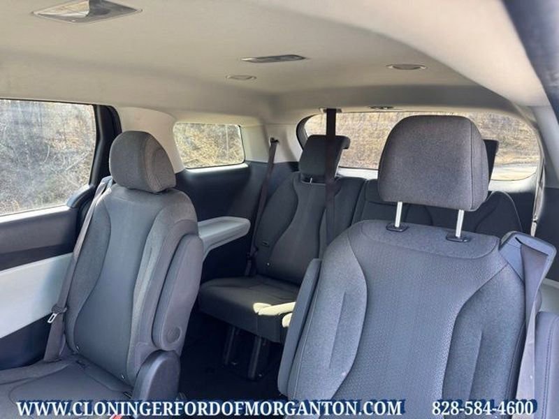 Used 2023 Kia Carnival LX image 14