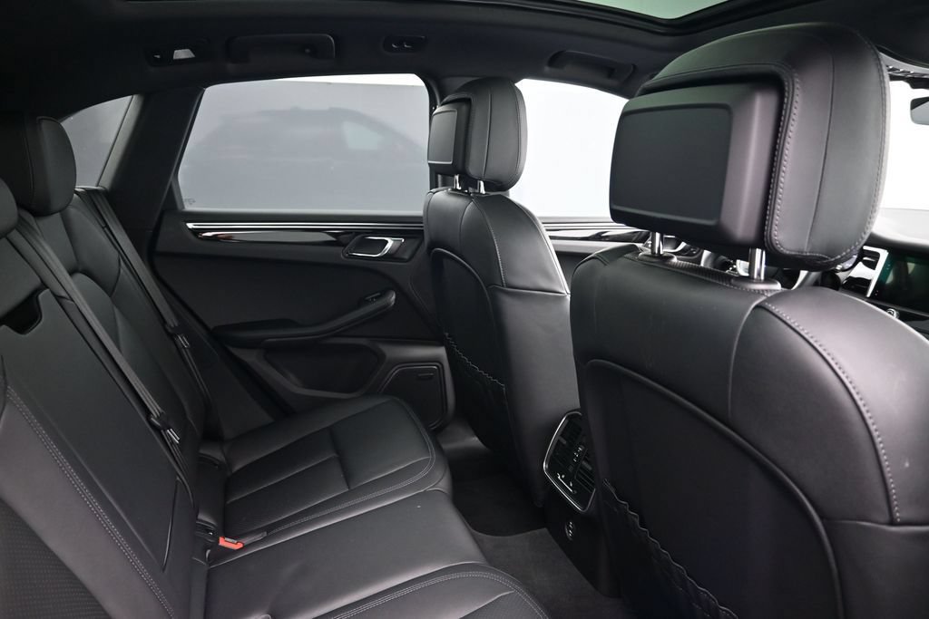 Certified 2025 Porsche Macan AWD/4WD image 7