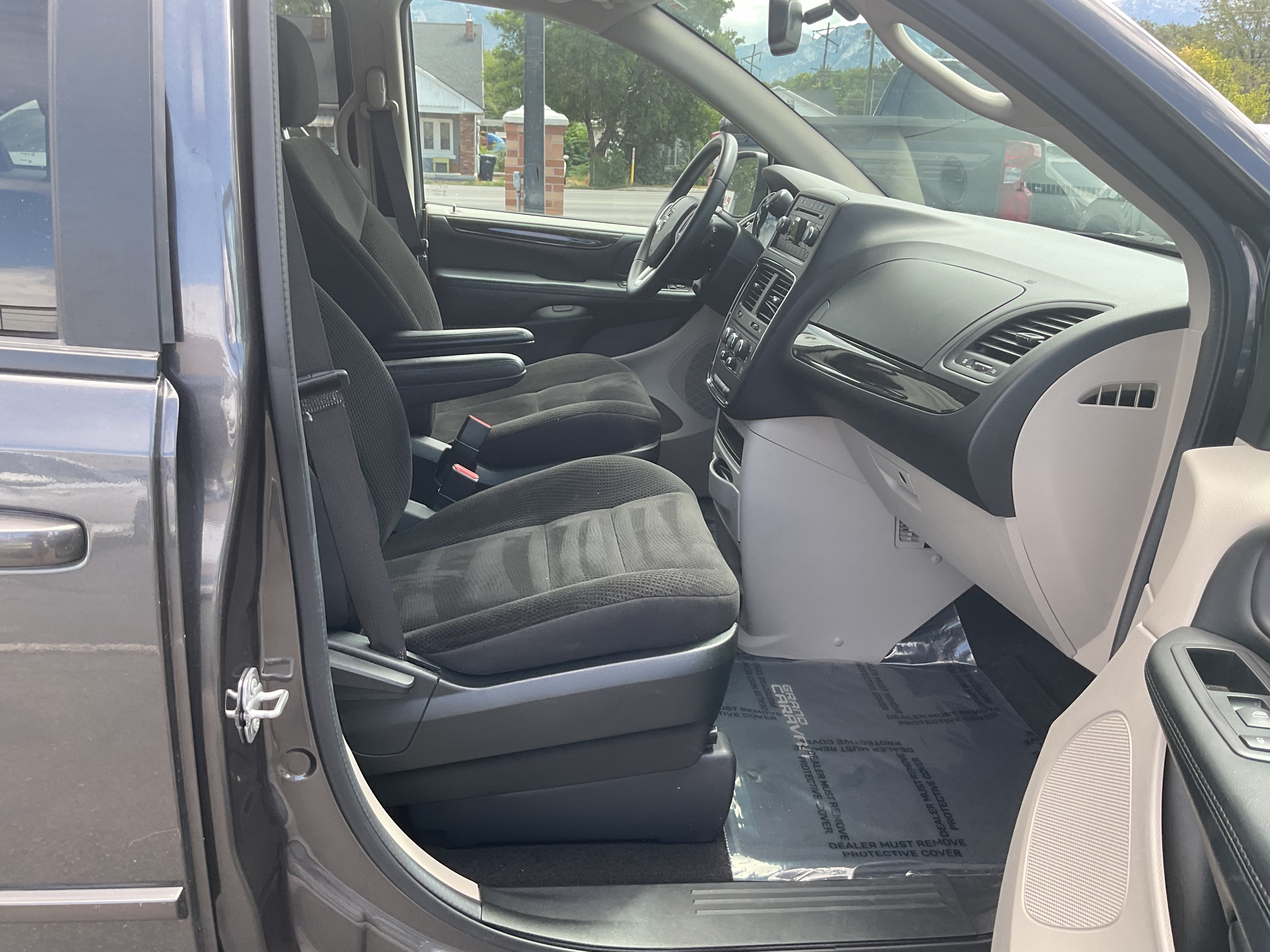 Used 2017 Dodge Grand Caravan SE w/ UConnect Hands-Free Group FWD image 18