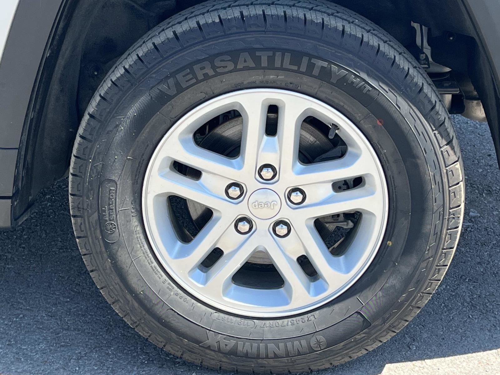 Used 2022 Jeep Grand Cherokee Laredo AWD/4WD image 11