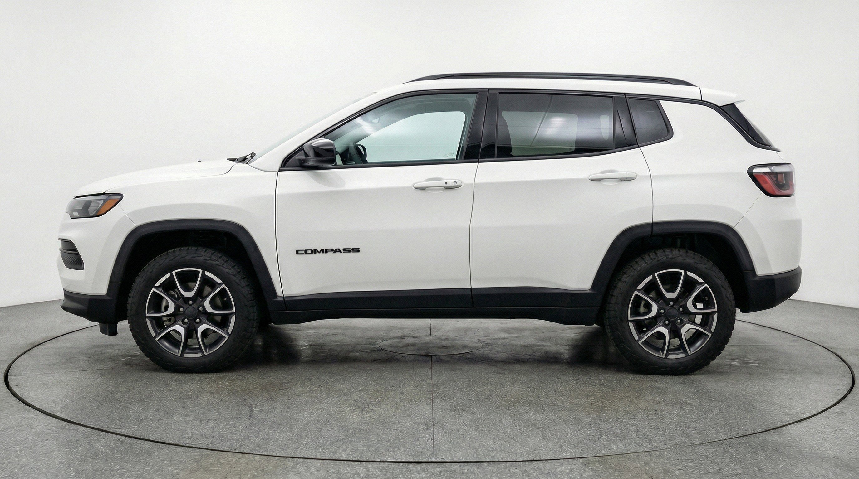Used 2025 Jeep Compass Trailhawk image 5