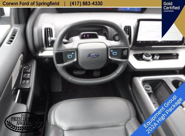 Used 2025 Ford Expedition Active AWD/4WD image 2