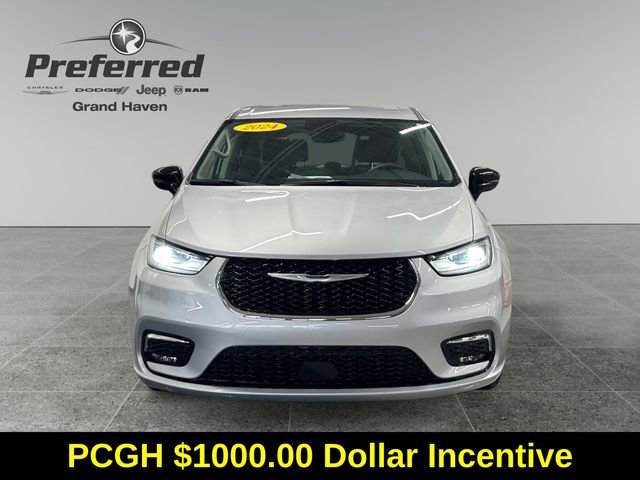 Used 2024 Chrysler Pacifica Touring-L image 11