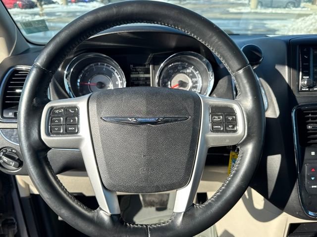 Used 2016 Chrysler Town & Country Touring image 18