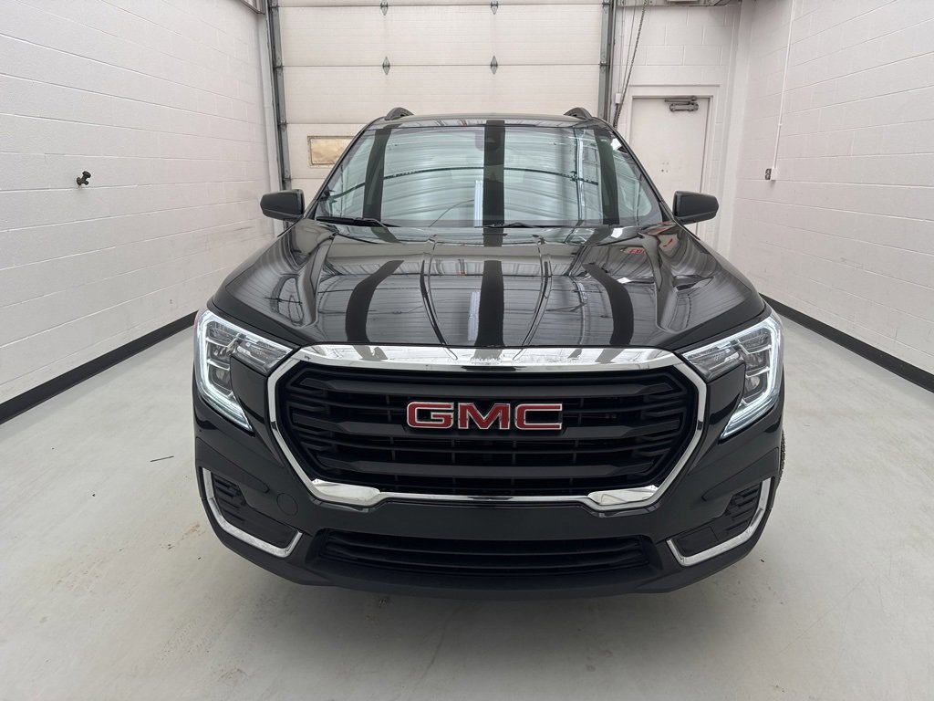 Used 2023 GMC Terrain SLE w/ Driver Convenience Package image 2