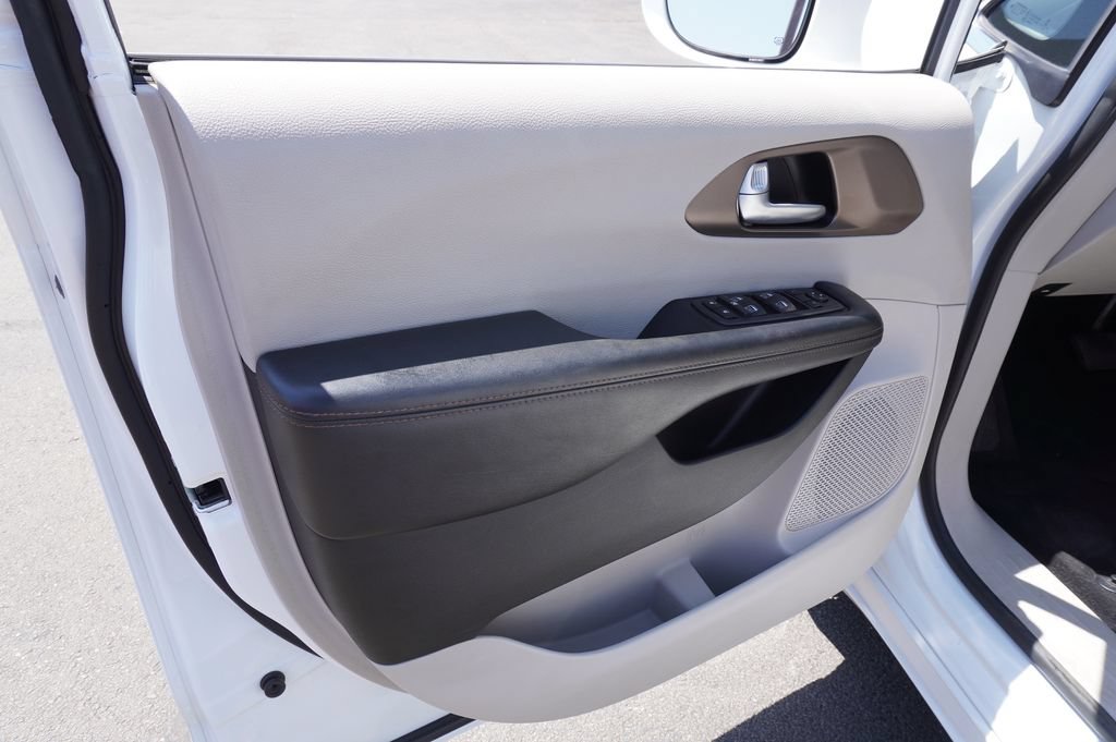 Used 2019 Chrysler Pacifica Touring-L Plus FWD image 15