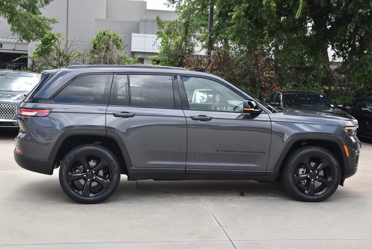 Used 2024 Jeep Grand Cherokee Limited w/ Black Appearance Package AWD/4WD image 6