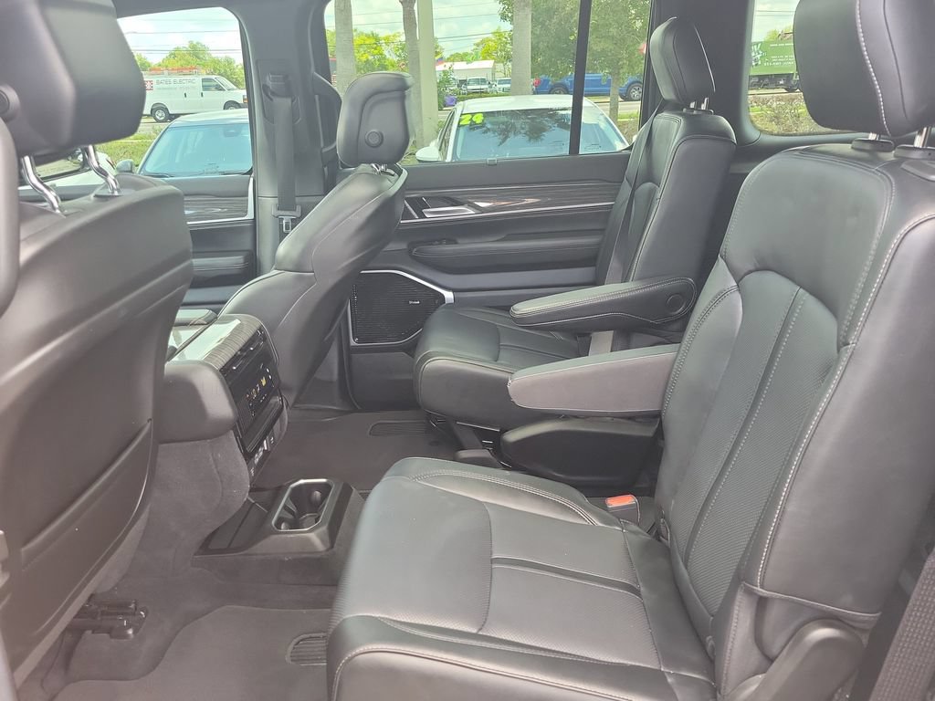 Used 2022 Jeep Wagoneer Series III w/ Premium Group I AWD/4WD image 8