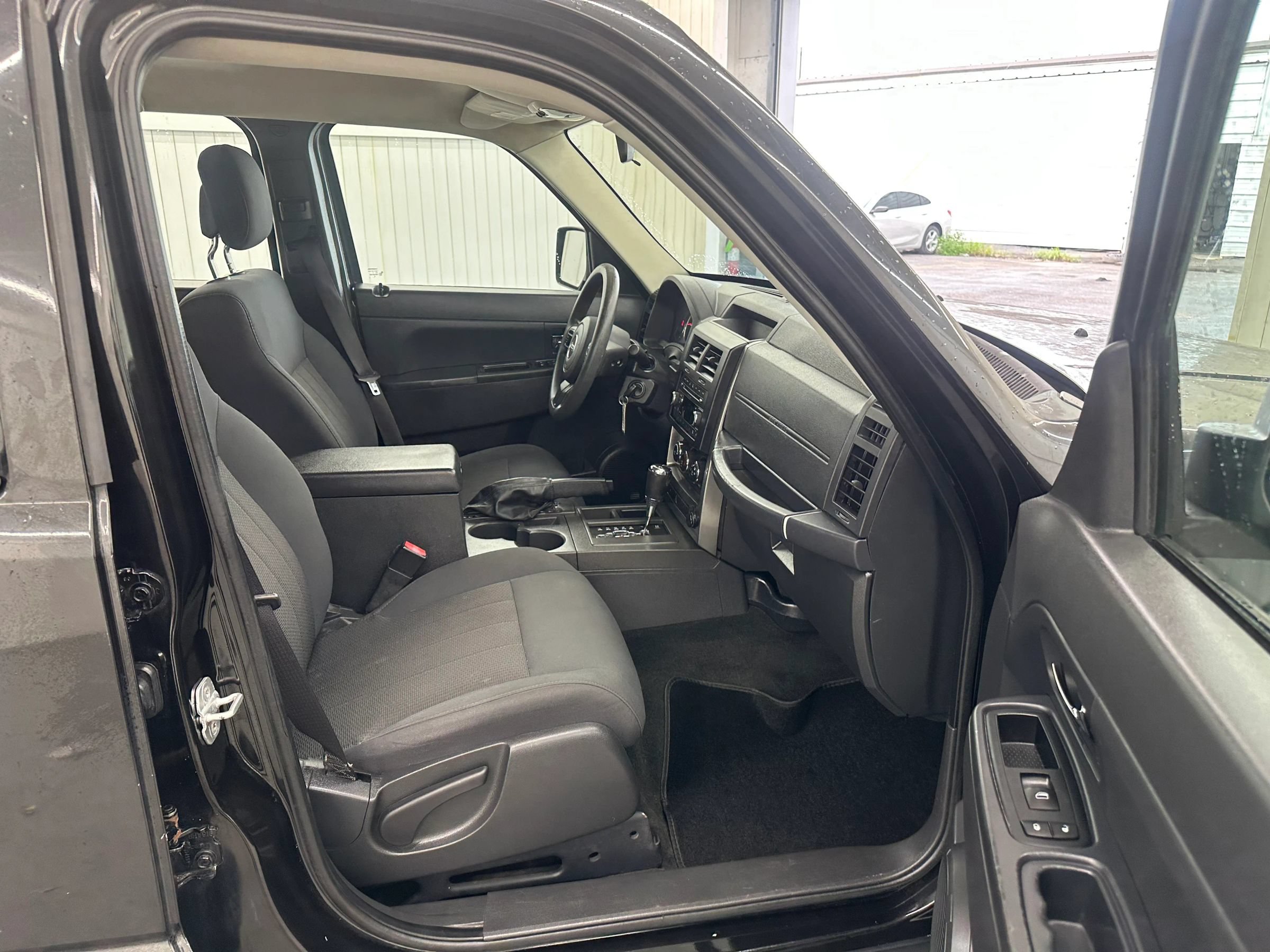 Used 2011 Jeep Liberty Sport RWD image 15