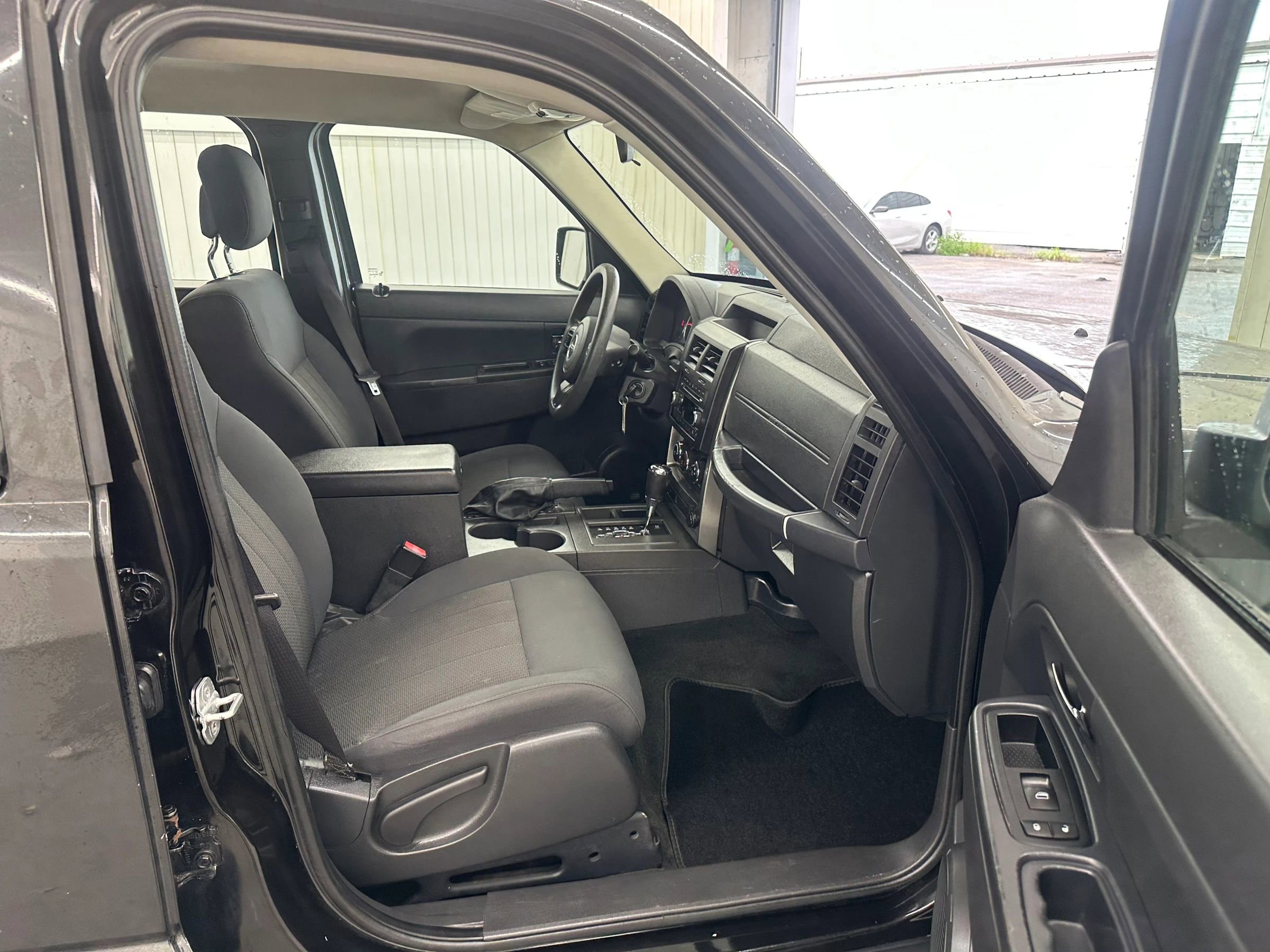 Used 2011 Jeep Liberty Sport image 15