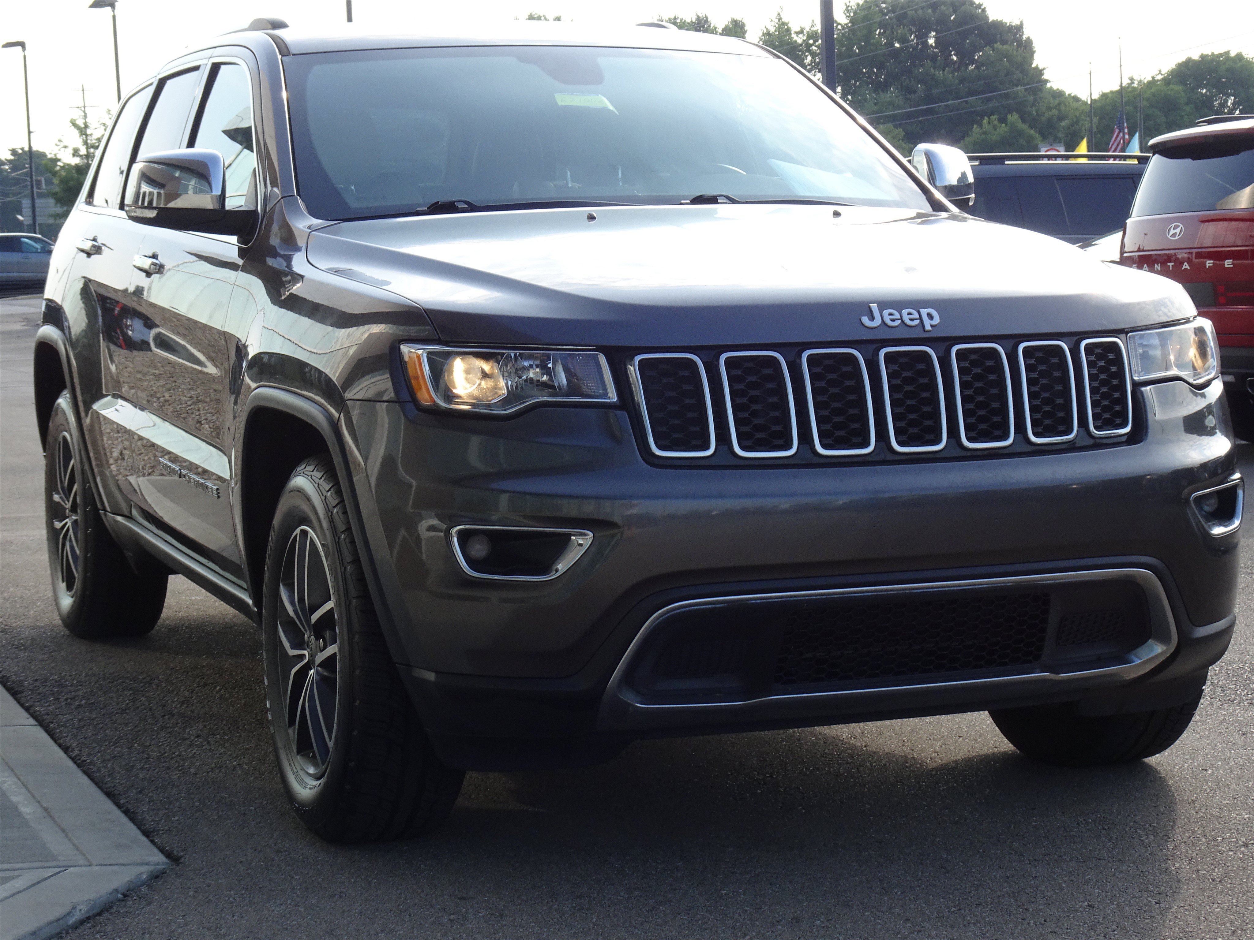 Used 2019 Jeep Grand Cherokee Limited AWD/4WD image 6