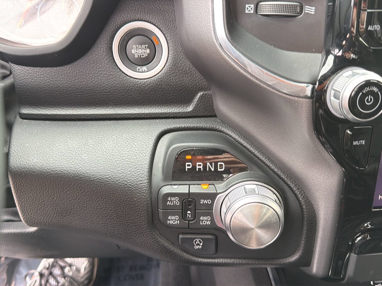 Used 2025 RAM 1500 Laramie AWD/4WD image 23
