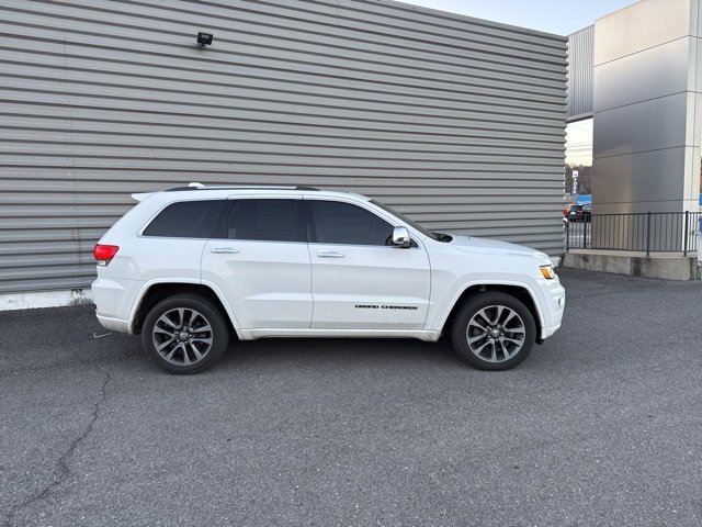 Used 2017 Jeep Grand Cherokee Overland image 2
