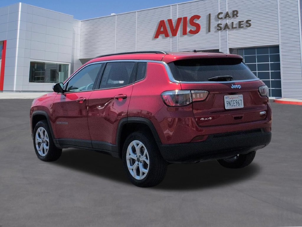 Used 2025 Jeep Compass Latitude w/ Sun & Sound Group AWD/4WD image 9