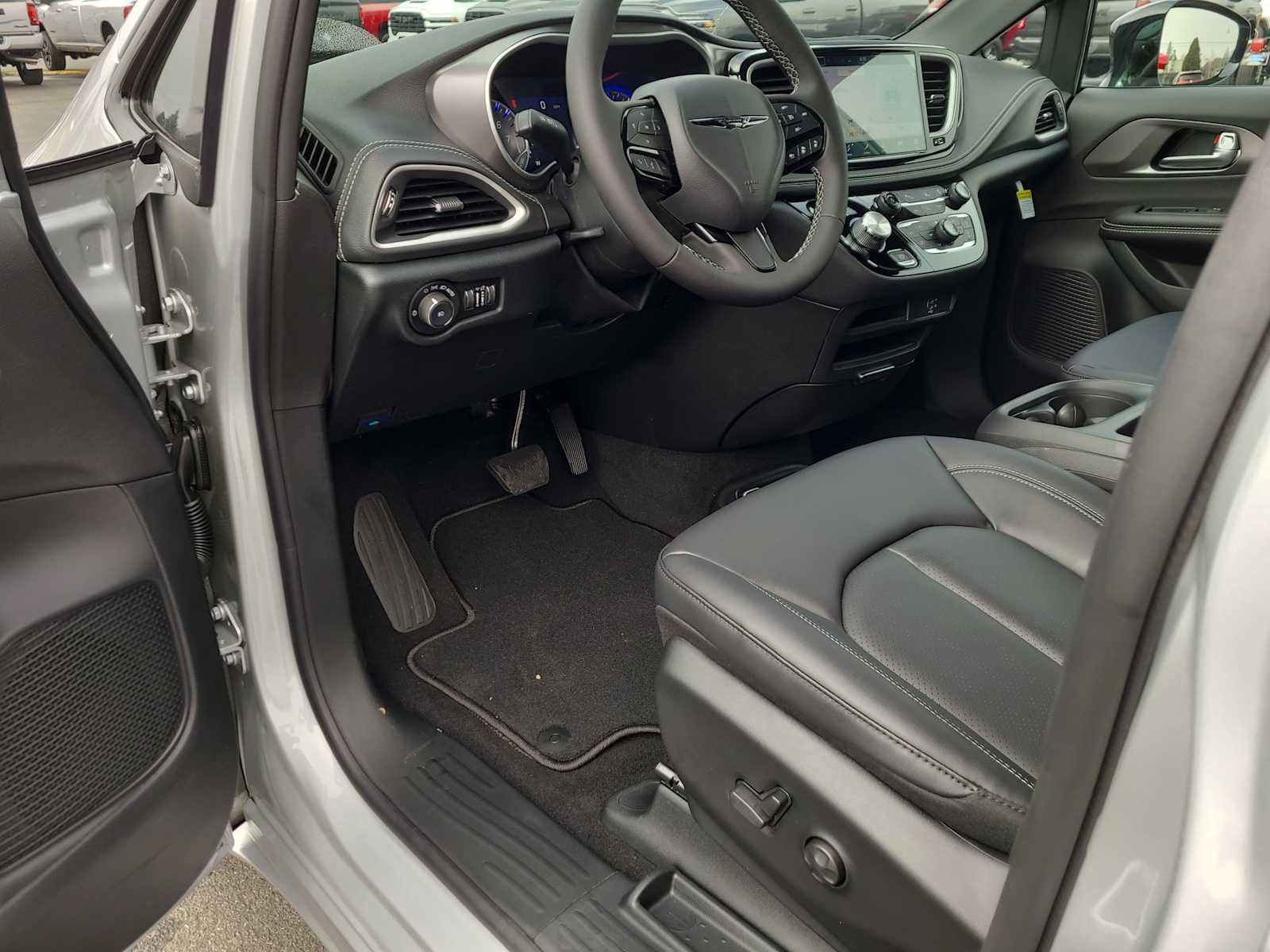 New 2026 Chrysler Pacifica Select w/ S Appearance Package image 10