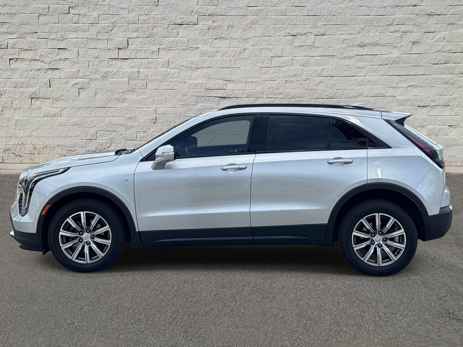 Used 2022 Cadillac XT4 Sport w/ Enhanced Visibility Package AWD/4WD image 2