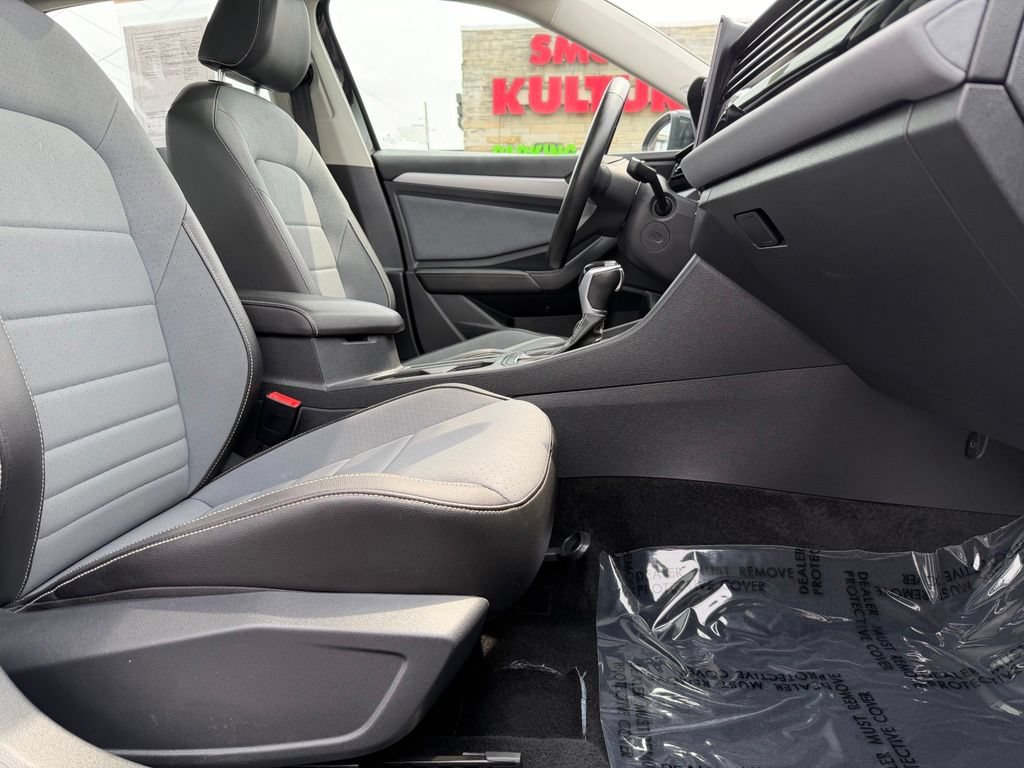 Used 2025 Volkswagen Jetta SE FWD image 30