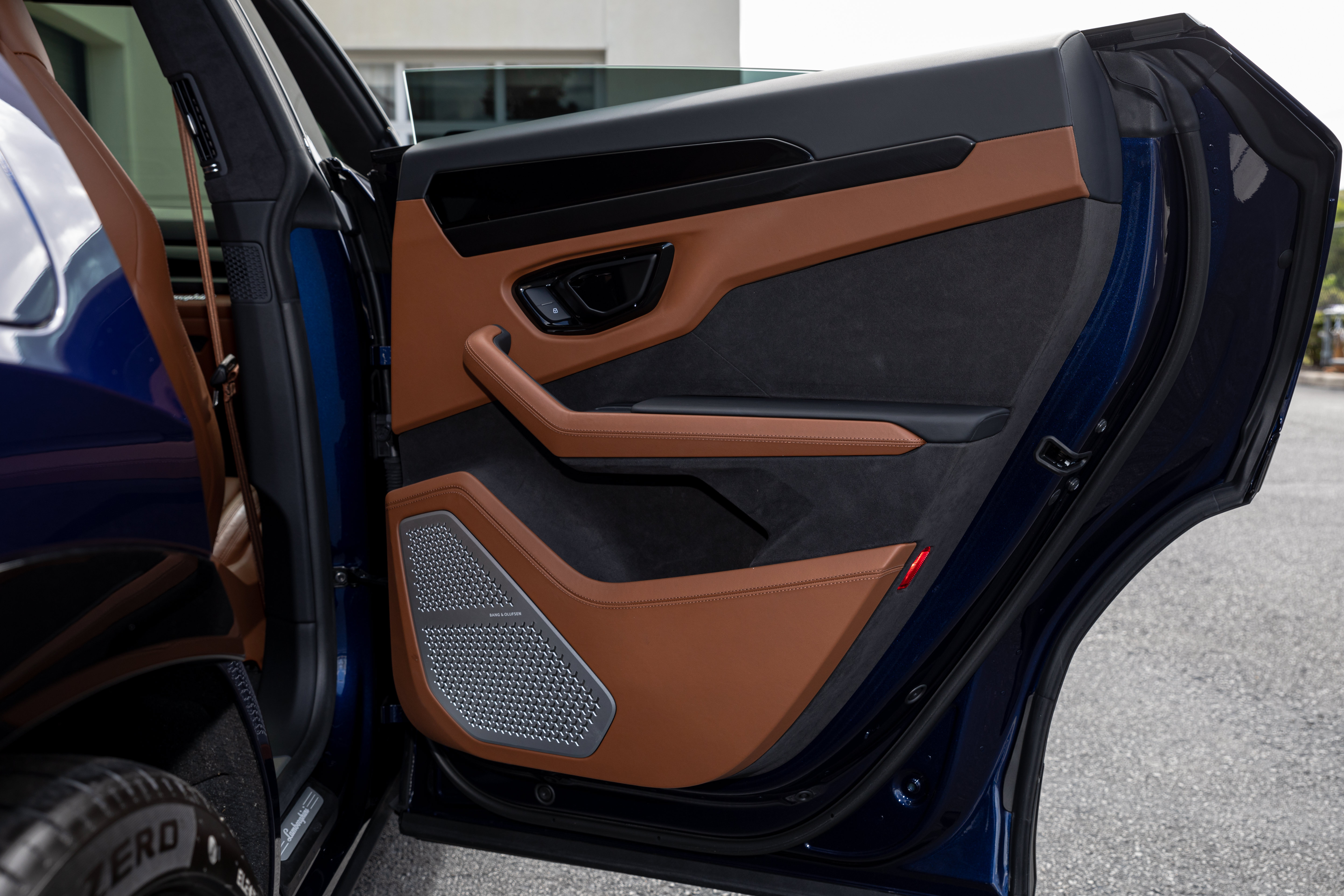 Used 2025 Lamborghini Urus Performante AWD/4WD image 27