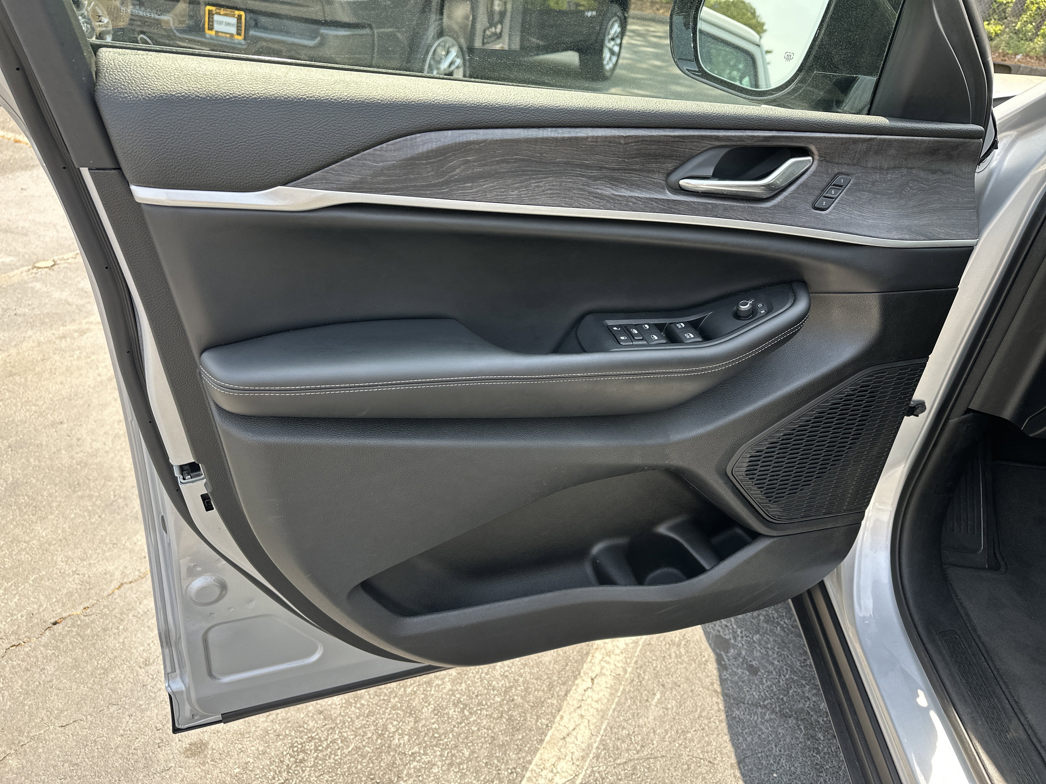 Used 2024 Jeep Grand Cherokee L Limited w/ Luxury Tech Group II image 12