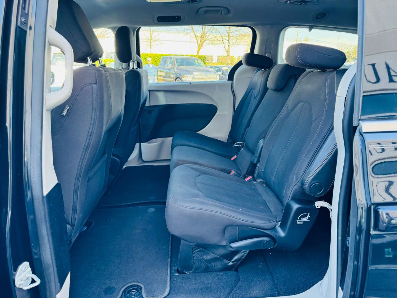 Used 2018 Chrysler Pacifica Touring Plus w/ Tire & Wheel Group FWD image 15