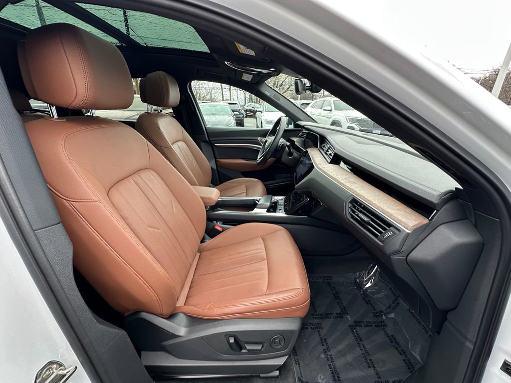 Used 2022 Audi e-tron Premium Plus w/ Premium Plus Package image 29