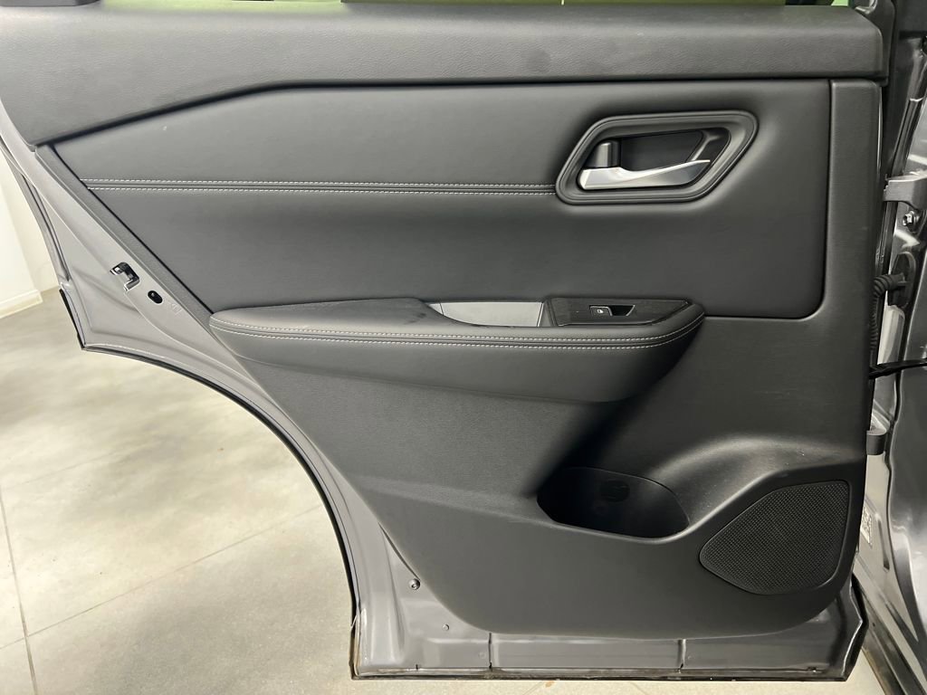 Used 2025 Nissan Rogue SL image 15